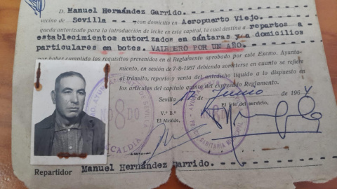 Foto del carné de lechero de Manuel Hernández durante la dictadura. / ARCHIVO ANTONIO RAGEL