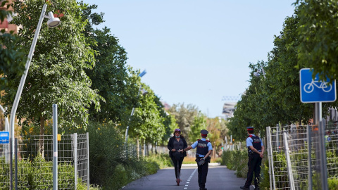 Agentes de los Mossos d'Esquadra realizan un control de movilidad en la Avda de la Meridiana en Barcelona. EFE/ Alejandro García