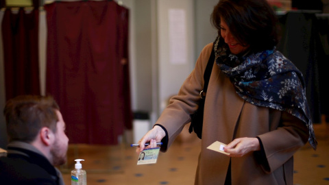 Agnes Buzyn, la candidata macronista a la Alcaldía de París, deposita su voto. / EFE