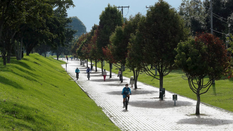 Ciclistas con mascarilla. EFE/ Mauricio Dueñas Castañeda