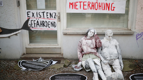 Dos personas protestan contra la subida de los alquileres en Berlín. REUTERS/Hannibal Hanschke