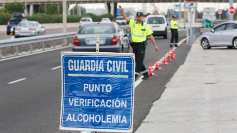 El agente de la Policia Local de Carballo (A Coruña) fue atropellado mientras realizaba un control de alcoholemia.