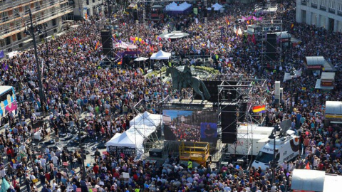 Miles de personas participan en la Puerta del Sol de Madrid en la concentración convocada por Podemos en favor de las mociones de censura contra el jefe del Ejecutivo, Mariano Rajoy, y la presidenta de la Comunidad de Madrid, Cristina Cifuentes. EFE/Emil