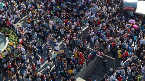 Miles de personas participan en la Puerta del Sol de Madrid en la concentración convocada por Podemos en favor de las mociones de censura contra el jefe del Ejecutivo, Mariano Rajoy, y la presidenta de la Comunidad de Madrid, Cristina Cifuentes. EFE/Emi