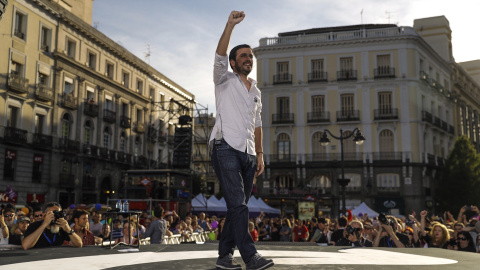 El quinto en la lista de Unidos Podemos, Alberto Garzón, participa en la Puerta del Sol de Madrid en la concentración convocada por Podemos en favor de las mociones de censura contra el jefe del Ejecutivo, Mariano Rajoy, y la presidenta de la Comunidad 