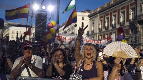 Cientos de personas participan en la Puerta del Sol de Madrid en la concentración convocada por Podemos en favor de las mociones de censura contra el jefe del Ejecutivo, Mariano Rajoy, y la presidenta de la Comunidad de Madrid, Cristina Cifuentes. EFE/Em