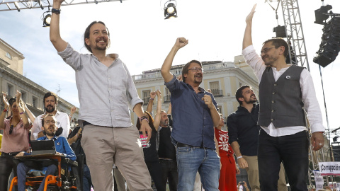 El líder de Podemos Pablo Iglesias (c), junto al secretario de Organización, Pablo Echenique (i), el líder de En Comú, Xavier Domenech (2ºd), y Juan Carlos Monedero (d), participan en la Puerta del Sol de Madrid en la concentración convocada en favo