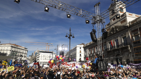 El secretario de Organización de Podemos, Pablo Echenique, participa en la Puerta del Sol de Madrid en la concentración convocada por Podemos en favor de las mociones de censura contra el jefe del Ejecutivo, Mariano Rajoy, y la presidenta de la Comunida