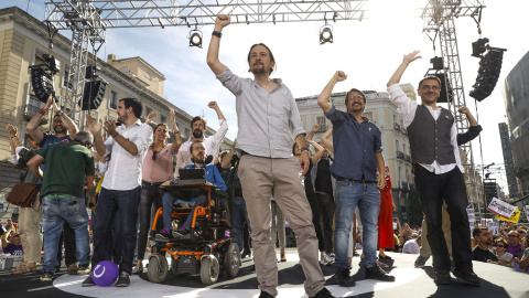 El líder de Podemos Pablo Iglesias (c) participa en la Puerta del Sol de Madrid en la concentración convocada en favor de las mociones de censura contra el jefe del Ejecutivo, Mariano Rajoy, y la presidenta de la Comunidad de Madrid, Cristina Cifuentes.