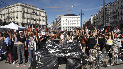 Miles de personas participan en la Puerta del Sol de Madrid en la concentración convocada por Podemos en favor de las mociones de censura contra el jefe del Ejecutivo, Mariano Rajoy, y la presidenta de la Comunidad de Madrid, Cristina Cifuentes. EFE/Emil