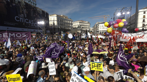 Miles de personas participan en la Puerta del Sol de Madrid en la concentración convocada por Podemos en favor de las mociones de censura contra el jefe del Ejecutivo, Mariano Rajoy, y la presidenta de la Comunidad de Madrid, Cristina Cifuentes. EFE/Emi