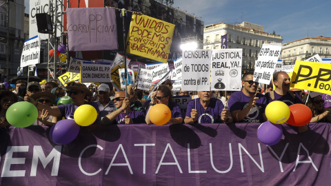 Miles de personas participan en la Puerta del Sol de Madrid en la concentración convocada por Podemos en favor de las mociones de censura contra el jefe del Ejecutivo, Mariano Rajoy, y la presidenta de la Comunidad de Madrid, Cristina Cifuentes. EFE/Emil