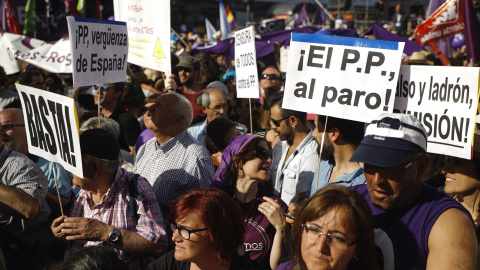 Miles de personas participan en la Puerta del Sol de Madrid en la concentración convocada por Podemos en favor de las mociones de censura contra el jefe del Ejecutivo, Mariano Rajoy, y la presidenta de la Comunidad de Madrid, Cristina Cifuentes. EFE/Emil