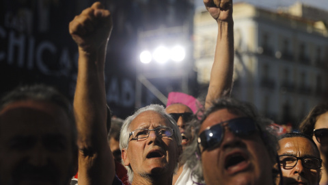 Miles de personas participan en la Puerta del Sol de Madrid en la concentración convocada por Podemos en favor de las mociones de censura contra el jefe del Ejecutivo, Mariano Rajoy, y la presidenta de la Comunidad de Madrid, Cristina Cifuentes. EFE/Emil