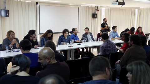 Momento de la reunión esta mañana del Consejo Ciudadano Estatal de Podemos horas antes de la concentración que ha convocado en favor de las mociones de censura contra el jefe del Ejecutivo, Mariano Rajoy, y la presidenta de la Comunidad de Madrid, Cris