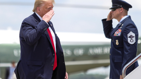 El presidente Donald Trump devuelve un saludo mientras aborda el Air Force One cuando sale de Washington para viajar a Guilford. REUTERS / Tom Brenner