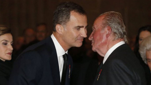 Letizia, Felipe VI y el rey emérito Juan Carlos I, en una foto de archivo. / EFE