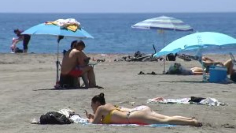 Primeros baños en las playas de los que están en la fase 2