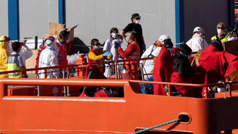 Rescate de un grupo de migrantes rescatados en el puerto de Los Cristianos . EFE/ Miguel Barreto