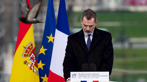 11/03/2020.-  Felipe VI durante el homenaje a las víctimas del terrorismo en París (Francia). / EFE - IAN LANGSDON