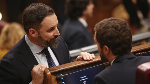 El presidente de VOX, Santiago Abascal (izq) y el presidente del PP, Pablo Casado (dech), hablan durante la sesión de constitución de las Cortes para la XIV Legislatura en el Congreso de los Diputados. E.P./Eduardo Parra