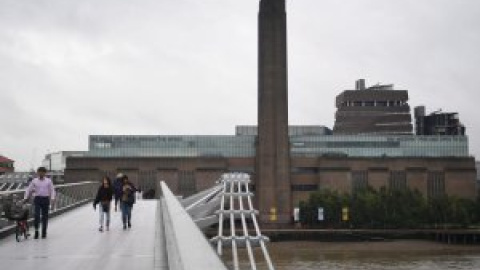 Un adolescente arroja a un niño de seis años desde lo alto del Tate Modern