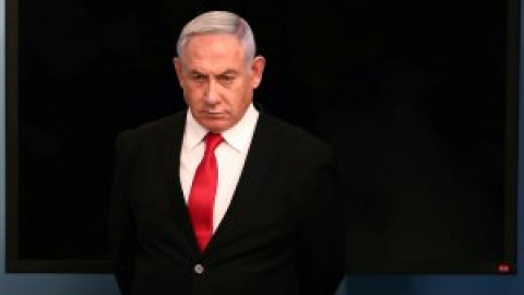 Netanyahu asume la presidencia del Gobierno sentado en el banquillo