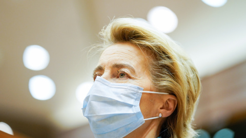 La presidenta de la Comisión Europea, Ursula von der Leyen, con mascarilla, en el Pleno del Parlamento Europeo, en Bruselas.