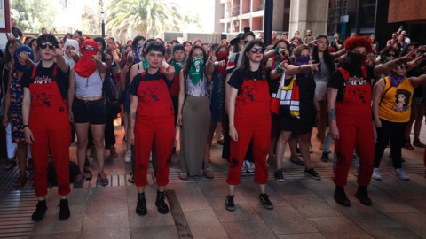 En la imagen, el colectivo feminista Las Tesis,(i-d) Paula Stagne, Dafne Valdés, Sibila Sotomayor y Lea Cáceres. / EFE