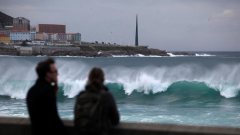 14/01/2020.- Las olas rompen contra la costa de la ciudad de A Coruña, donde la Xunta de Galicia ha activado la alerta de nivel naranja por temporal