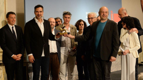 Iñaqui Carnicero recibiendo de manos de Matteo Renzi el León de Oro como ganador de la Bienal de Venecia en 2016.