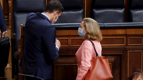 El presidente del Gobierno, Pedro Sánchez, conversa con la vicepresidenta económica, Nadia Calviño, al inicio de la última sesión de control al Ejecutivo bajo el estado de alarma que se celebra este miércoles en el Congreso. EFE/ Ballesteros