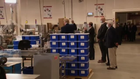 Trump, sin mascarilla y con gestos imprudentes, visita una planta de productos sanitarios