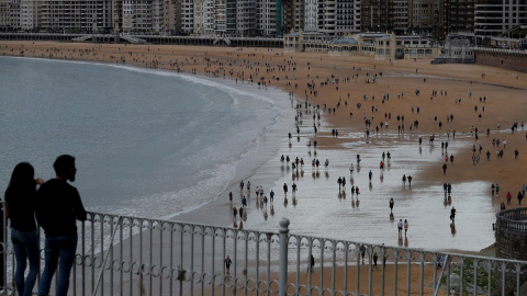 ista de la playa de La Concha de San Sebastián, este sábado, en la primera jornada que está permitido hacer deporte o pasear al aire libre desde que se decretara la lareta sanitaria a causa de la pandemia de coronavirus COVID-19. EFE/Javier Etxezarreta