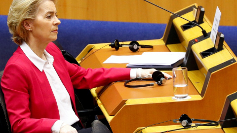 La presidenta de la Comisión Europea, Ursula von der Leyen, en el Parlamento Eureopeo, en Bruselas, en una sesión para debatir la crisis del coronavirus. REUTERS/Francois Lenoir