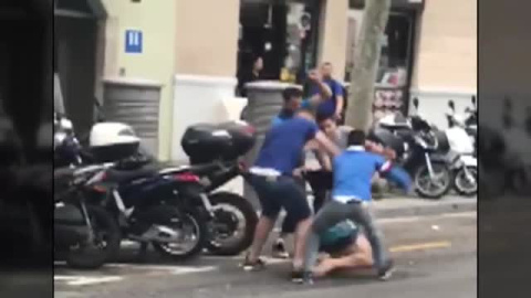 Pegan una paliza a un hombre para robarle el reloj en la Rambla del Raval de Barcelona