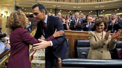 07/01/2020.- Pedro Sánchez, quien logró este martes la confianza del Congreso para un nuevo mandato como presidente del Gobierno, al lograr una estrecha mayoría de 167 votos a favor, 165 en contra y 18 abstenciones, felicitado por la presidenta del Con