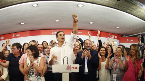 El vencedor de las primarias socialistas, Pedro Sánchez, comparece en Ferraz tras conocerse los resultados de las votaciones para la Secretaría General del PSOE, en las que ha vencido con más del 50 por ciento de los votos. EFE/Javier Lizón