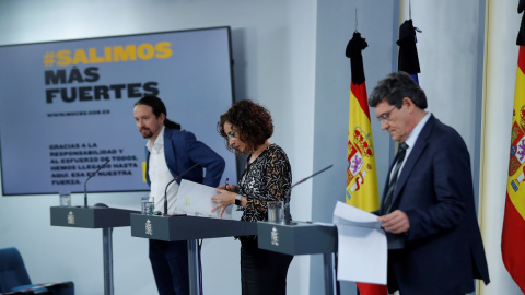 El vicepresidente segundo, Pablo Iglesias (i), la ministra de Hacienda y portavoz del Gobierno, María Jesús Montero (c), yel ministro de Inclusión, Seguridad Social y Migraciones, José Luis Escrivá (d), durante  la rueda de prensa tras el Consejo de 