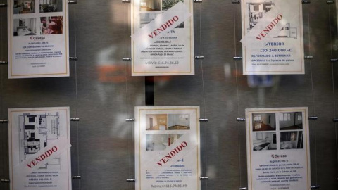 Carteles mostrando las propiedades vendidas en una agencia inmobiliaria en Madrid REUTERS/Susana Vera