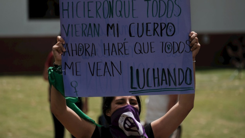 09/03/2020.- Una estudiante sostiene una pancarta durante una manifestación, a propósito del 8M, dentro de la Universidad Centroamericana (UCA) este lunes, en Managua (Nicaragua). EFE/ Carlos Herrera