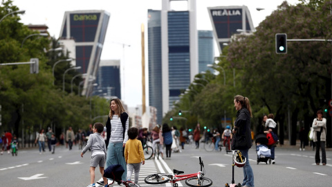 Dos mujeres pasean con sus hijos por el Paseo de la Castellana. /EFE