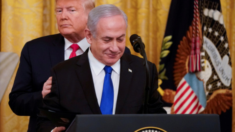 El presidente Donald Trump pone sus manos sobre los hombros del primer ministro israelí, Benjamin Netanyahu, mientras hacen declaraciones conjuntas sobre una propuesta de plan de paz para Oriente Medio en la Sala Este de la Casa Blanca en Washington. | R