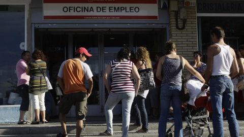 Parados haciendo cola en una oficinas de Empleo en Madrid. REUTERS/Susana Vera