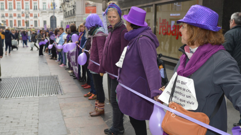 Feministas en la cadena humana.