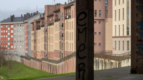 8/2/2020.- El cadáver de una mujer de mediana edad con heridas de arma blanca ha sido encontrado en un piso del barrio As Gandaras de Lugo, han confirmado este sábado a Efe fuentes policiales.La madre de la víctima alertó sobre las 22.00 horas del vie