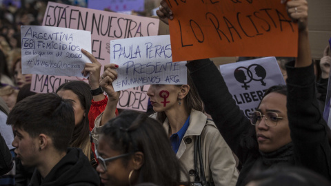 Asistentes a la manifestación feminista de Madrid lucen carteles con nombres de mujeres víctimas de la violencia machista. JAIRO VARGAS