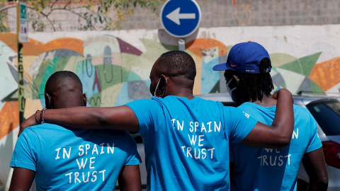 Miembros de la Asociación Aquarius Supervivientes 2018 tras presentar, coincidiendo con el segundo aniversario de la llegada del buque con 630 inmigrantes al puerto de València, el balance de su situación y anuncia un acto reivindicativo para el sábad