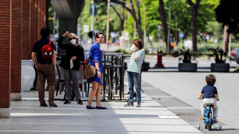 Varias personas en las calles en Roma este domingo. EFE/EPA/Riccardo Antimiani