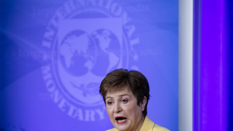 La directora gerente del FMI, Kristalina Georgieva, en una rueda de prensa en la sede la institución, en Washington, a comienzos de marzo, sobre el coronavirus. AFP/Samuel Corum